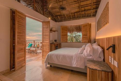 a bedroom with a bed and a view of the ocean at Islawa Soy Local - Isla Privada in Baru