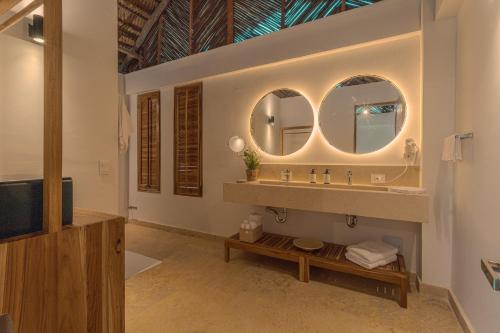 un bagno con lavandino e specchio di Islawa Soy Local - Isla Privada a Barú