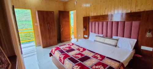 ein Schlafzimmer mit einem großen Bett mit rotem Kopfteil in der Unterkunft The Kempty Pool Retreat in Masuri