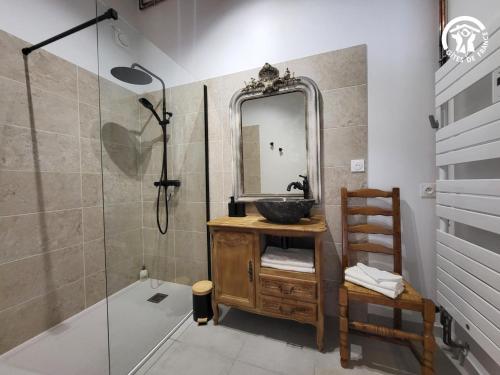 a bathroom with a sink and a mirror at Chambre d'hôtes à la Ferme de la Porte en Aix pour 5 in Aix-en-Issart