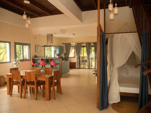 Ruang duduk di La Colombine Appart'Hôtel