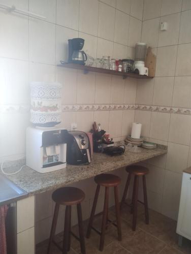 Η κουζίνα ή μικρή κουζίνα στο Casa inteira localizada em Itanhandu