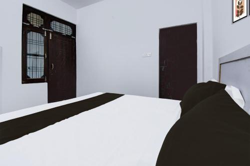 Una cama o camas en una habitación de SPOT ON Hotel Ss Grand