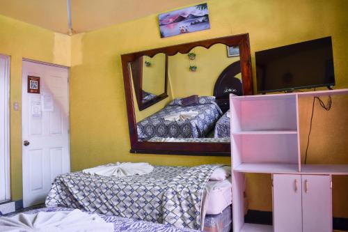 Una cama o camas en una habitación de Hotel Amigo