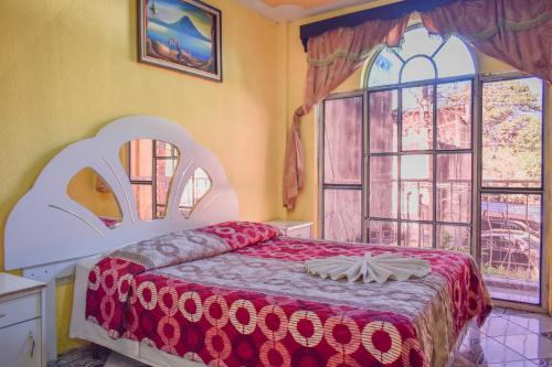 Una cama o camas en una habitación de Hotel Amigo