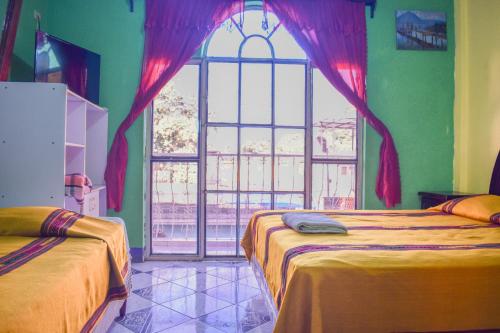 Una cama o camas en una habitación de Hotel Amigo