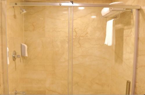 Ένα μπάνιο στο Amber Hotels Nungambakkam