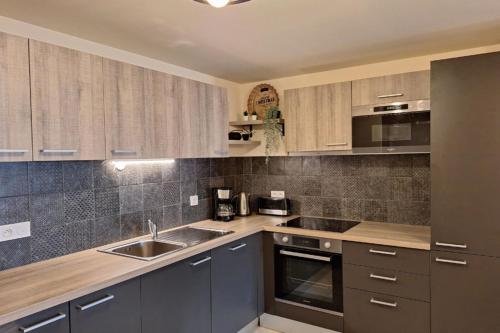Dapur atau dapur kecil di 3-rooms apartment in front of snow