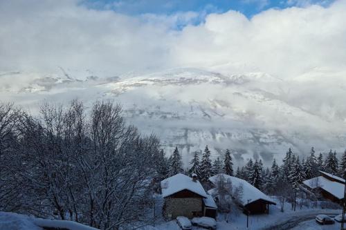 3-rooms apartment in front of snow semasa musim sejuk