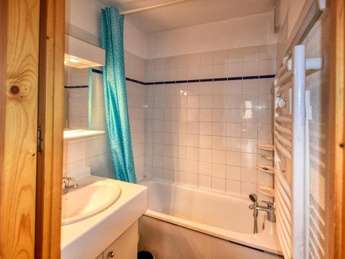 une salle de bain avec un lavabo et une baignoire dans l'établissement Appartement cosy à Morillon 1100, balcon sud, 2 chambres, 6 pers. - FR-1-642-18, à Morillon