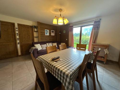 une cuisine et une salle à manger avec une table et des chaises dans l'établissement Charmant appartement avec terrasse, proche lac bleu et télécabine - FR-1-642-35, à Morillon