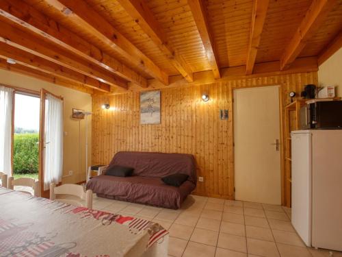 - une chambre avec un lit et un réfrigérateur dans l'établissement Chalet cosy à Morillon, 2 salles de bain, parking, Wifi, près du lac - FR-1-642-42, à Morillon