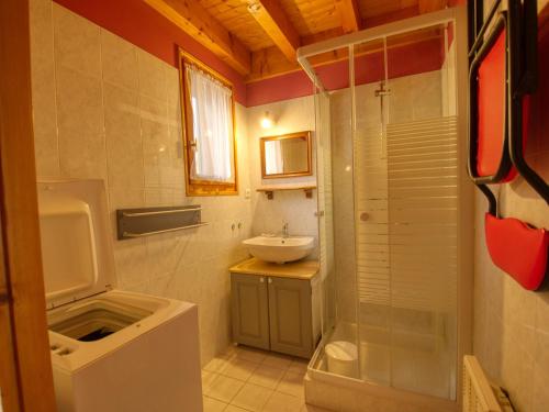 un bagno con un lavandino e una doccia di Chalet cosy à Morillon, 2 salles de bain, parking, Wifi, près du lac - FR-1-642-42 a Morillon