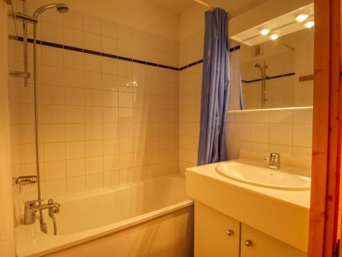 une salle de bain avec une baignoire, un lavabo et une douche dans l'établissement Bel appartement rénové aux pieds des pistes, 36m², 2 chambres - FR-1-642-67, à Morillon