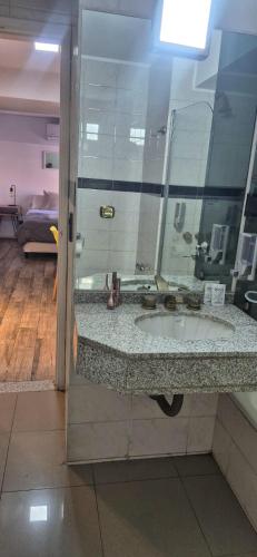 a bathroom with a sink and a mirror at Departamento NYC 2 - Edificio VILAUT by INMOVE Temporarios in Córdoba