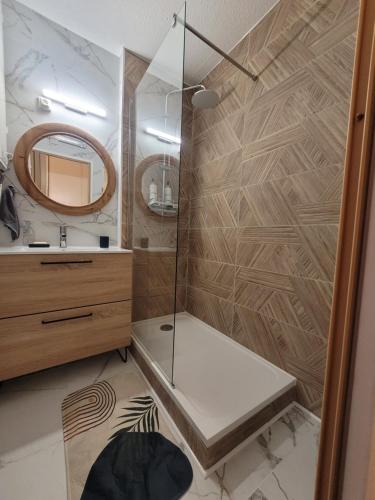 Et badeværelse på Appart avec jardin proche mer