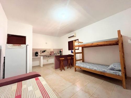 サン・ミゲル・ド・ゴストーゾにあるTropicana Villageの二段ベッド2台とキッチンが備わる客室です。