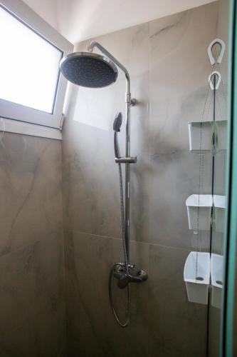 a shower with a shower head in a bathroom at LiRa 2 in Kremasti