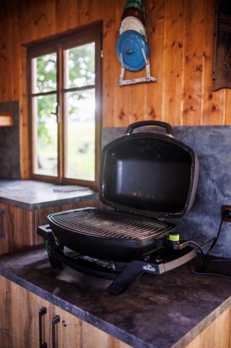 a grill on top of a counter in a kitchen at Wellness chalupa Šindelka in Králíky