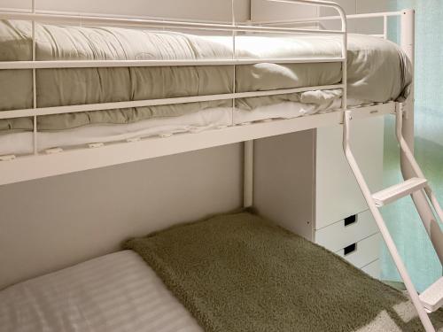 Katil atau katil-katil dalam bilik di Freshwater Chalet