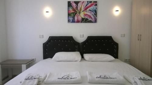 a bedroom with a bed with two pillows on it at Palmaris Apart Palamutbuku in Palamutbuku