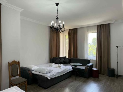 un soggiorno con un divano e un tavolo di Lia Guest House a Kobuleti