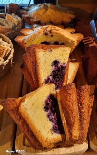 a loaf of blueberry bread sitting on a cutting board at Gîte Chalet du Soulor in Arrens-Marsous