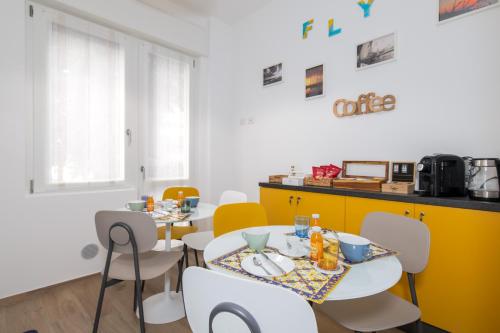 サン・ドナート・ミラネーゼにあるLa Rosa dei Ventiのダイニングルーム(テーブル2台、椅子付)