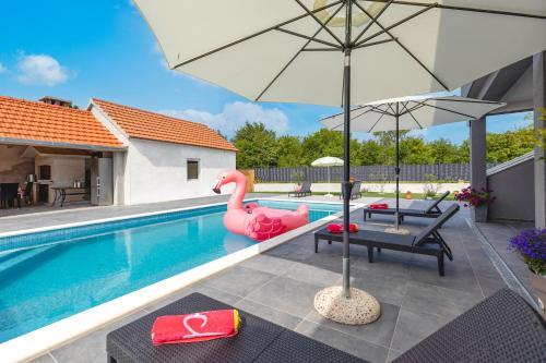 Bazén v ubytování Home with private pool near Trogir nebo v jeho okolí