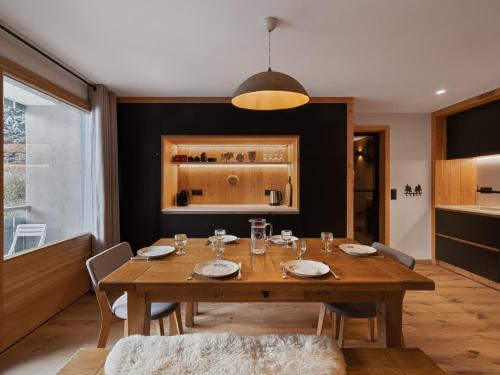 une salle à manger avec une table et des chaises en bois dans l'établissement Appartement rénové proche pistes, terrasse spacieuse - FR-1-808-21, à La Salle Les Alpes