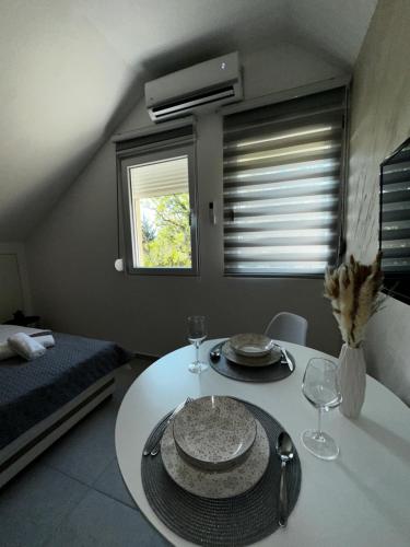 コトルにあるApartments MLのテーブル(皿付)、ワイングラス付