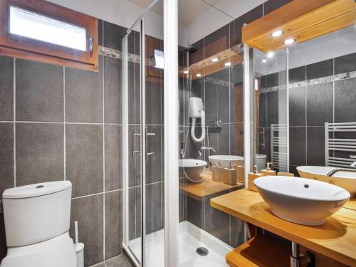 La salle de bains est pourvue de 2 lavabos et de toilettes. dans l'établissement Appartement terrasse près des pistes avec bien-être - FR-1-808-8, au Monêtier-les-Bains