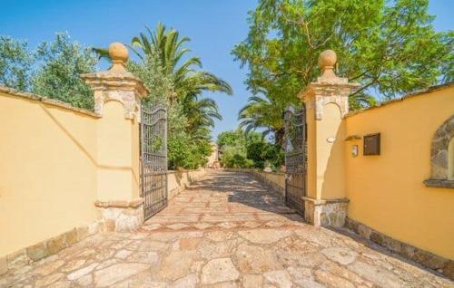 a gate to a house with a stone driveway at Casa vacanze La Posada in Partanna
