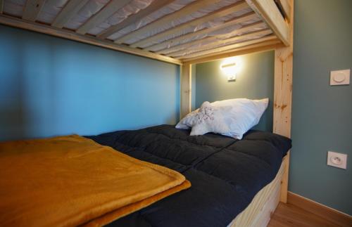 Ένα ή περισσότερα κρεβάτια σε δωμάτιο στο Plein Centre- T2 Premium- 6 couchages-Parking couvert- Netflix-5 mn Télécabine