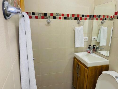 Un baño con ducha, lavabo e inodoro. en Hotel ESI Apartado, en Apartadó