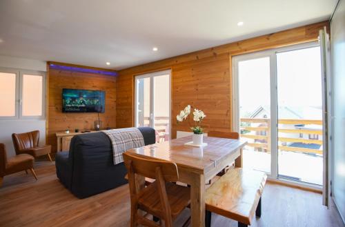 Les Marmottes-Centre-ville-Terrasse & Bois- T2-Premium-Parking couvert-Netflix-6 pers