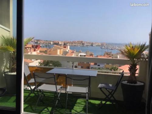 une table et des chaises sur un balcon avec vue dans l'établissement Studio mezzanine Cap d’Agde vue sur port et mer, au Cap d'Agde