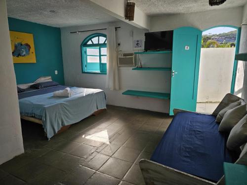una habitación con dos camas y una ventana en Pousada Canoa do Mar, en Búzios