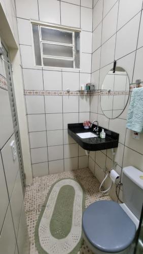 a small bathroom with a toilet and a sink at Apartamento funcional próximo ao Shopping Paraíso e comércios in Santarém