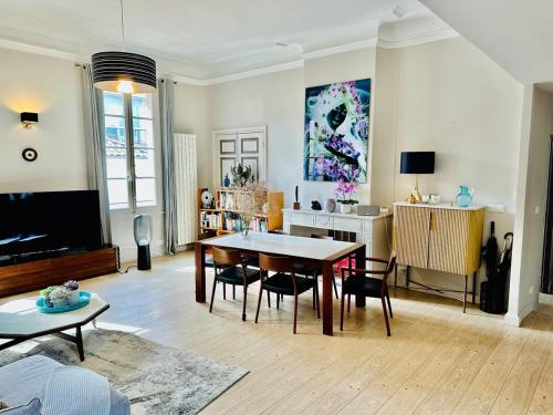 Aix flat in historic center, 17th century building