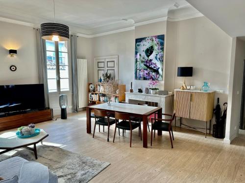 Aix flat in historic center, 17th century building