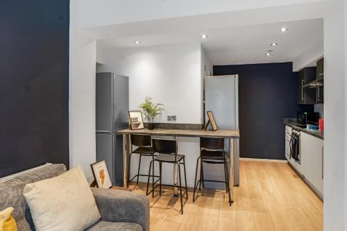 Ince-in-Makerfieldにある4-Bed House for Contractors, Groups, Families, WiFi, Parking, SmartTV, Sleeps 10, Near Wigan Pierのキッチン、リビングルーム(カウンター、ソファ付)