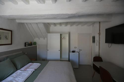 a bedroom with a bed and a desk and a television at Centralissimo e moderno w AC in Perugia