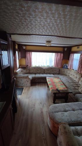 a large living room with a couch and a table at Domki u Ewy in Wrzosowo