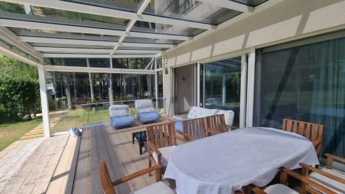 a screened in porch with a table and chairs at Villa Amorino by the Sea in Draçi
