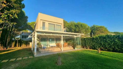 a house with a lawn in front of it at Villa Amorino by the Sea in Draçi
