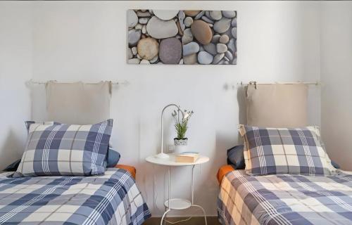 two beds sitting next to each other in a room at Casa Paco in Orzola