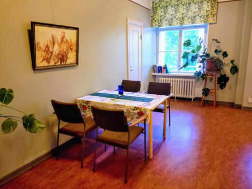 una sala da pranzo con tavolo e sedie di Ylisen Kartano a Kaihari