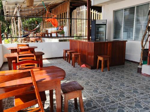 Un restaurante u otro lugar para comer en Miraflores beach front stay