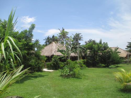 vista sul giardino di un resort di Selong Belanak Bungalows a Selong Belanak